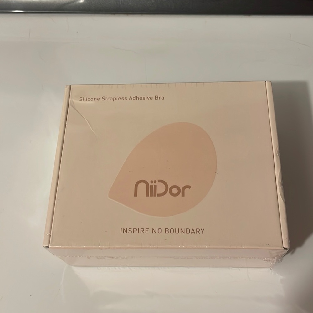 Niidor Silicone Strapless Adhesive Bra